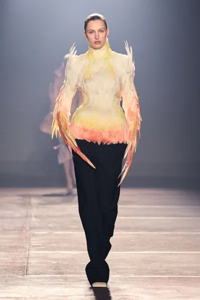 Look 16